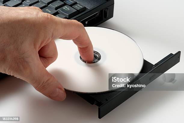 絶縁ショットを挿入白い背景の上に空白の Cd - CD-ROMのストックフォトや画像を多数ご用意 - CD-ROM, DVD, からっぽ