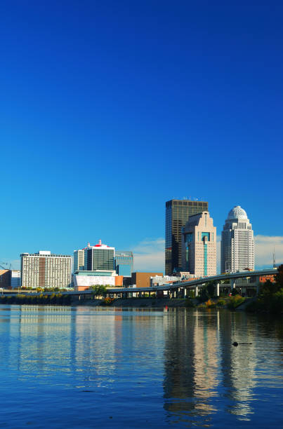 ルーイヴィルの街並みと川の反射 - louisville kentucky kentucky skyline waterfront ストックフォトと画像