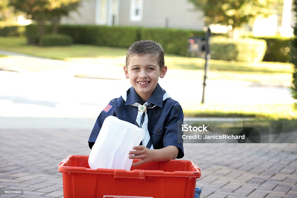 Young Boy Scout con el reciclado - Foto de stock de 8-9 años libre de derechos