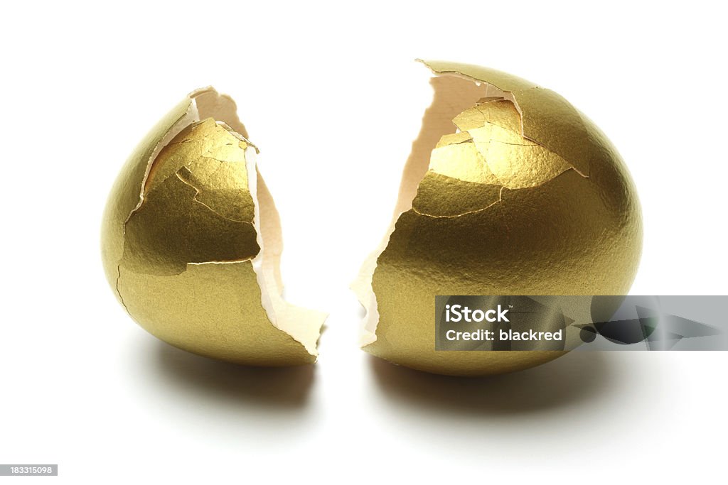 Rompere apre uovo d'oro su sfondo bianco - Foto stock royalty-free di Uovo di Pasqua