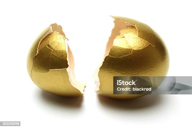 Трещина Открытый Золотые Яйца На Белом Фоне — стоковые фотографии и другие картинки Пасхальное яйцо - Пасхальное яйцо, Яйцо животного, Золото
