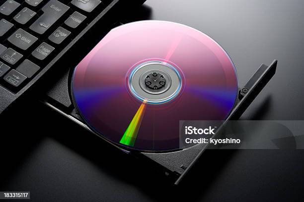 ノートパソコンdvd ドライブにロードされたデスク - CD-ROMのストックフォトや画像を多数ご用意 - CD-ROM, DVD, DVDプレーヤー