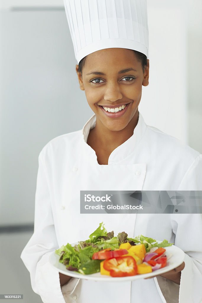 Hübsche junge chef hält ein frischer Salat Gericht - Lizenzfrei Kochberuf Stock-Foto