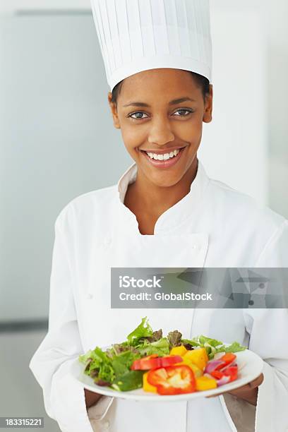 Hübsche Junge Chef Hält Ein Frischer Salat Gericht Stockfoto und mehr Bilder von Kochberuf - Kochberuf, Eleganz, Porträt