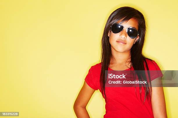 Retrato De Una Chica Hispana Usando Gafas De Sol Latina Foto de stock y más banco de imágenes de Adolescente