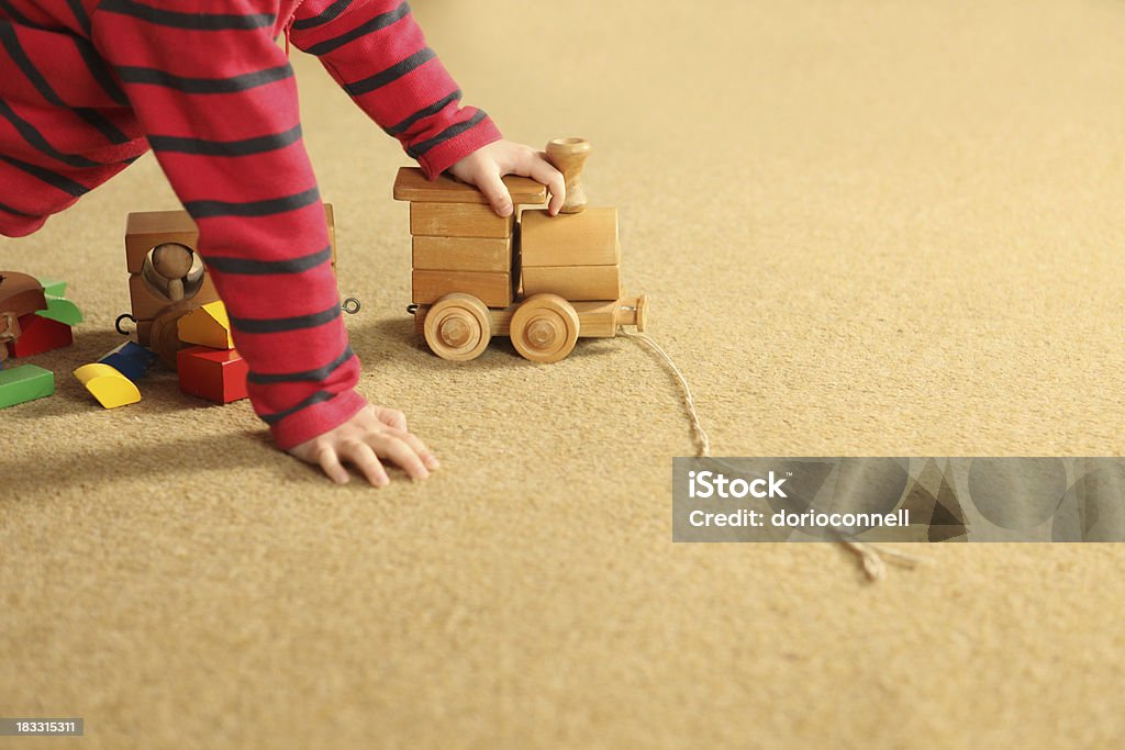 Niño jugando - Foto de stock de Cuarto de estar libre de derechos