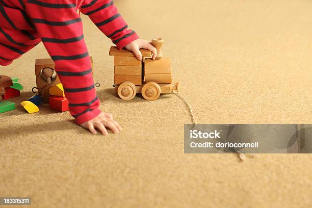 Niño Jugando Foto de stock y más banco de imágenes de Cuarto de estar - Cuarto de estar, Diversión, Empujar