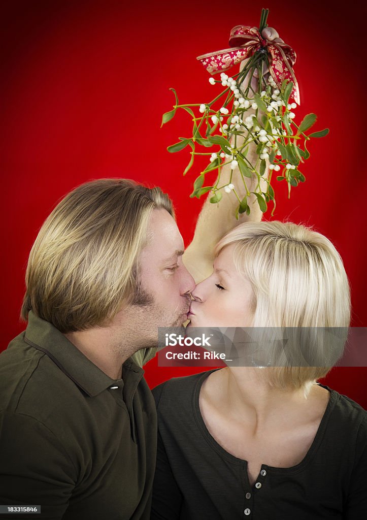 Natal kisses em Visco - Royalty-free Beijar Foto de stock