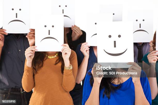 웃는 얼굴 그룹 간에 슬프다 얼굴 마스크에 대한 스톡 사진 및 기타 이미지 - 마스크, 미소, 감정
