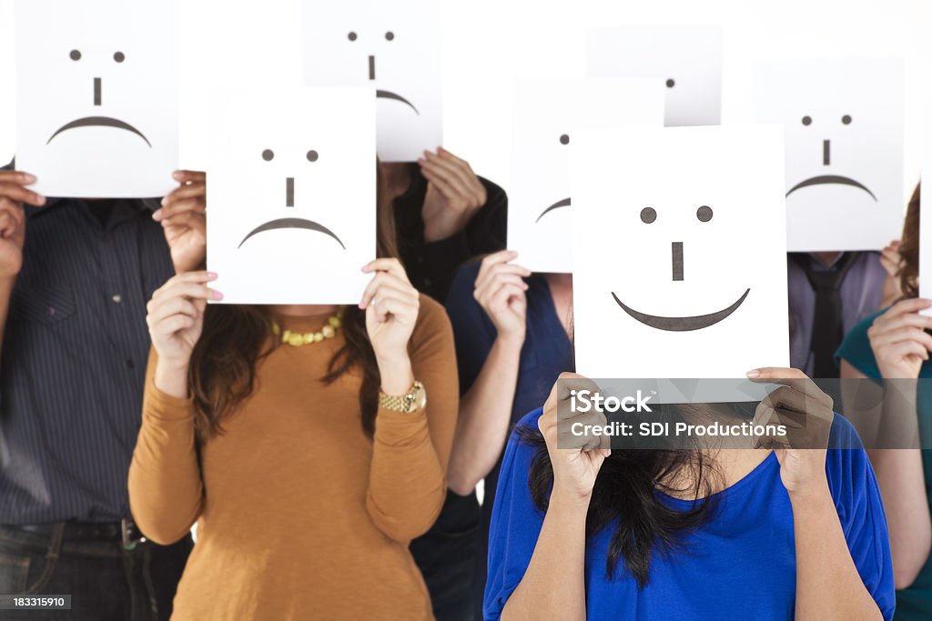 Smiley Face między grupą smutne - Zbiór zdjęć royalty-free (Maska)