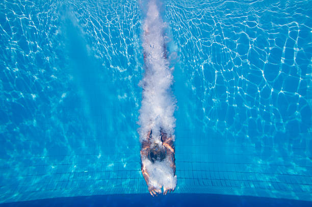 istock Diver leves trace of bubbles 183316083
