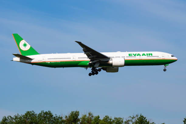 eva air boeing 777-300er b-16707 passenger plane arrival and landing at vienna airport - 16707 foto e immagini stock