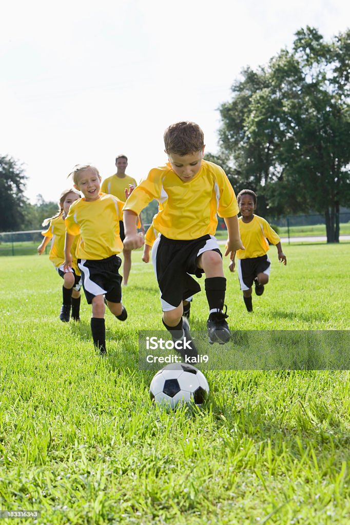 Bus mit team von jungen Kinder spielen Fußball verfolgen ball - Lizenzfrei Fußball Stock-Foto