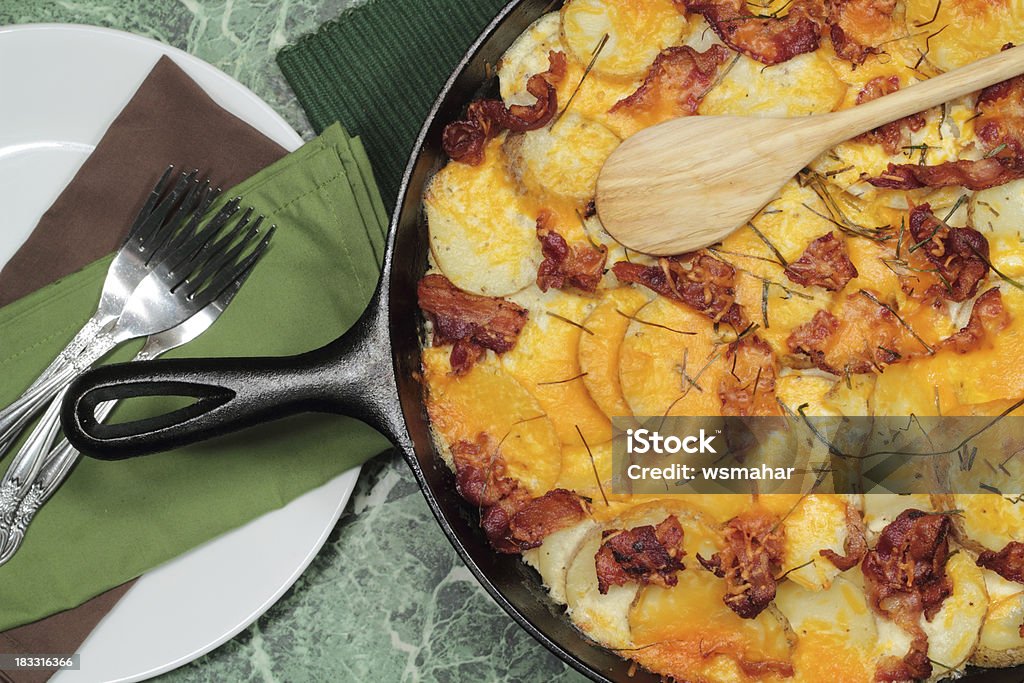 Papas, tocino gratinado - Foto de stock de Patata libre de derechos