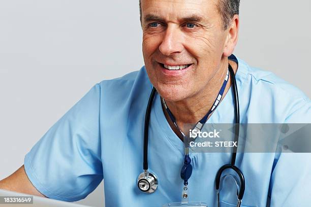 Foto de Happy Senior Médico Com Estetoscópio Contra Fundo Branco e mais fotos de stock de Doutor
