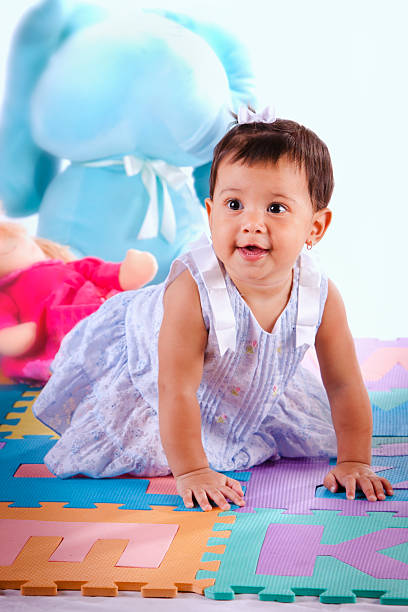 engraçado pequeno bebê menina a tocar no chão - baby tile crawling tiled floor imagens e fotografias de stock