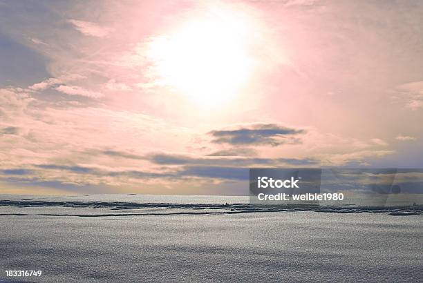 Titel Im Schnee Gegen Die Leichte Und Rosa Himmel Stockfoto und mehr Bilder von Abenddämmerung - Abenddämmerung, Abstrakt, Berg