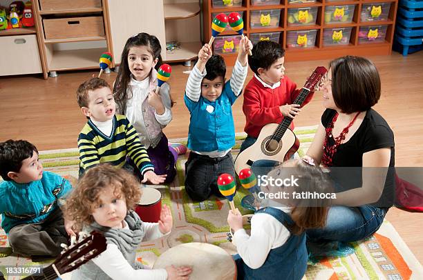 Vorschulalter Kinder In Musik Klasse Stockfoto und mehr Bilder von Musik - Musik, Kindergartenkind, Spielen