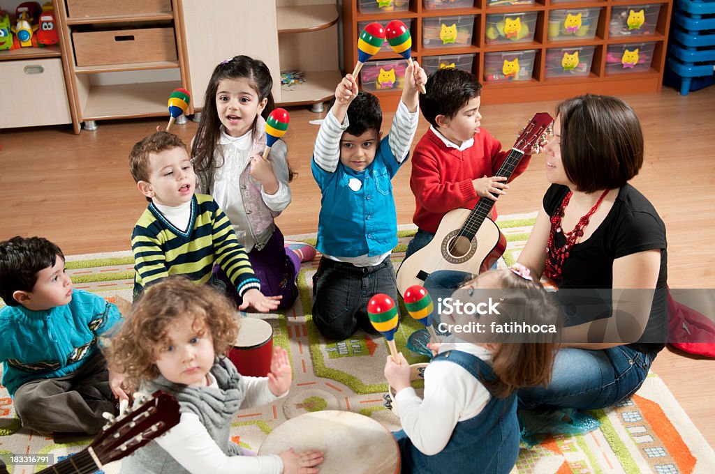 Przedszkola dzieci w klasie muzyki - Zbiór zdjęć royalty-free (Muzyka)