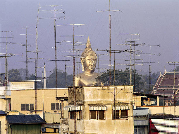 grande buda imagem visualizada no telhado de camisolas, tailândia. - television aerial roof antenna city imagens e fotografias de stock