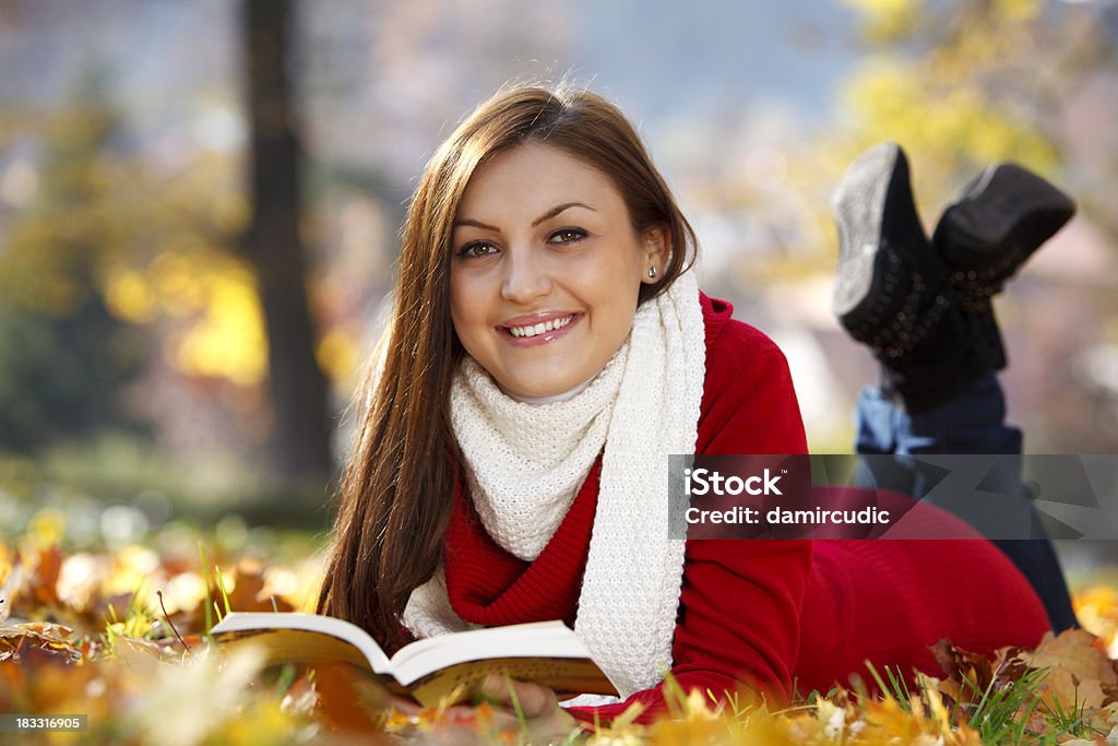 젊은 여자 책을 읽는 동시에 추절 - 로열티 프리 가을 스톡 사진