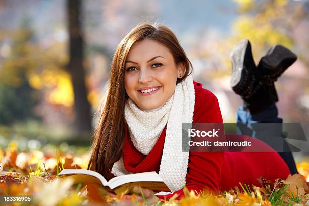 젊은 여자 책을 읽는 동시에 추절 가을에 대한 스톡 사진 및 기타 이미지 - 가을, 건강한 생활방식, 계절