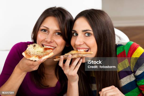 Две Молодые Женщины Ест Пицца — стоковые фотографии и другие картинки В помещении - В помещении, Веселье, Весёлый