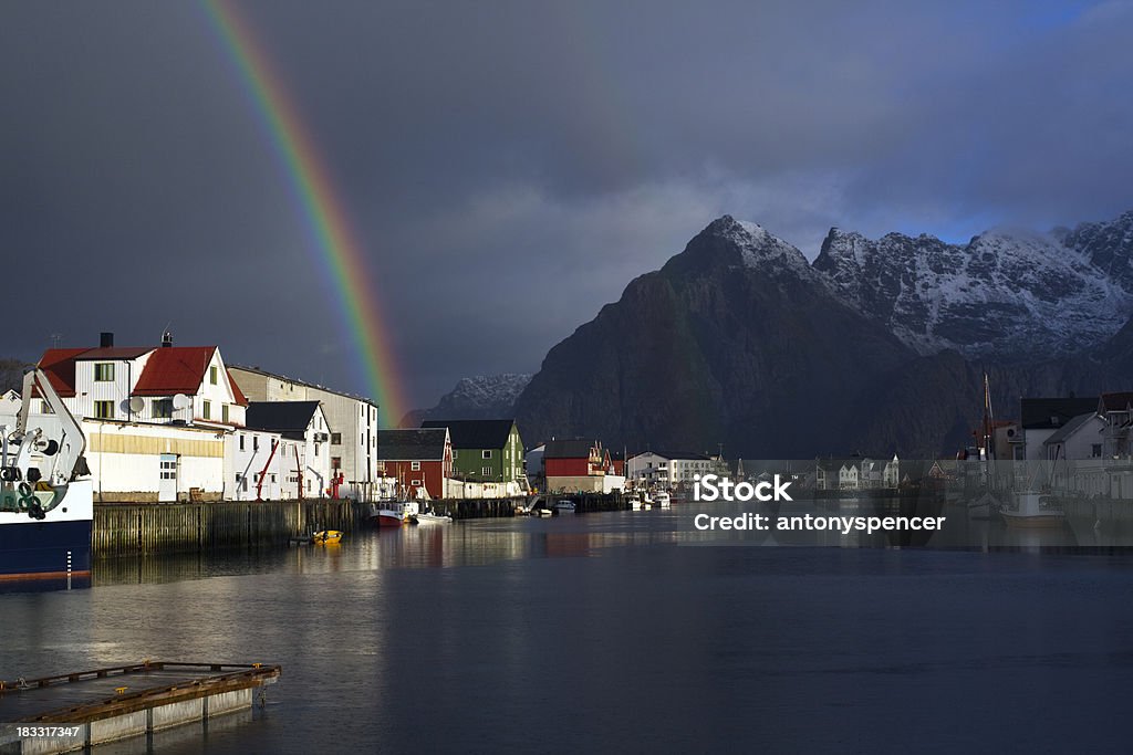 Henningsvaer arco-íris - Foto de stock de Arco-íris royalty-free