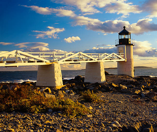 매인 해안선 - lighthouse maine waters edge marshall point lighthouse 뉴스 사진 이미지