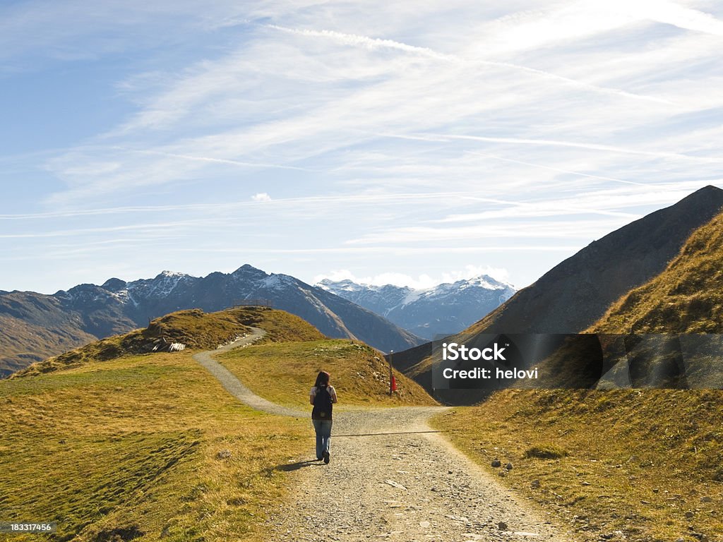 Mulher Andar na direcção encruzilhada no trilho nas montanhas - Royalty-free Rua Bifurcada Foto de stock