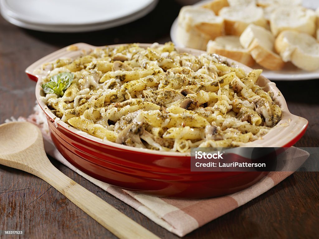 Cremigem Pesto Hühnchen mit Pilzen und Penne-Eintopf - Lizenzfrei Speisepilz - Gemüse Stock-Foto