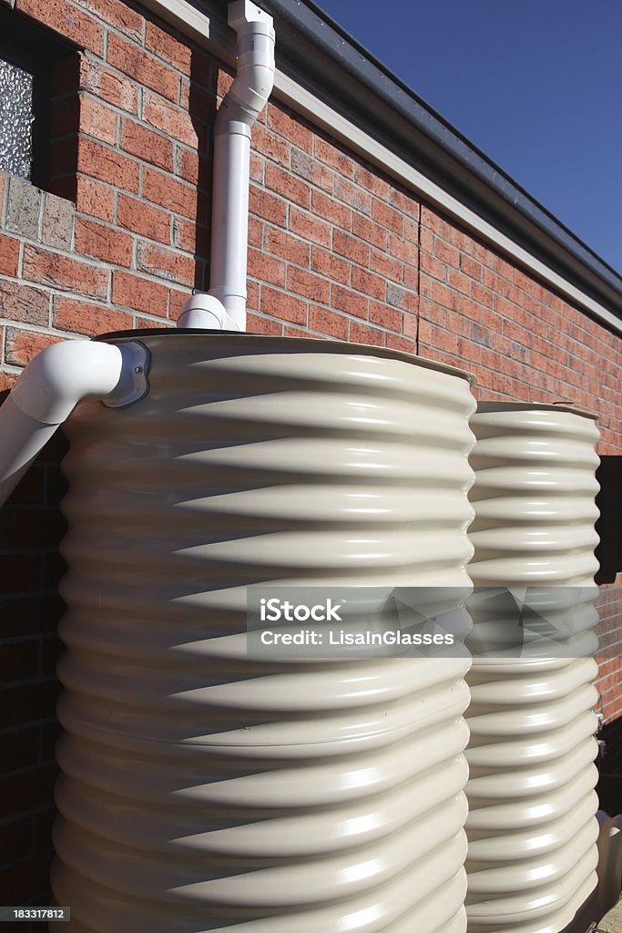 Depósitos de agua en un nuevo hogar - Foto de stock de Alcubilla libre de derechos