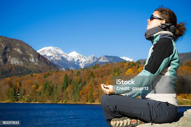 Herbst Entspannen Stockfoto und mehr Bilder von Abgeschiedenheit - Abgeschiedenheit, Atemübung, Berg