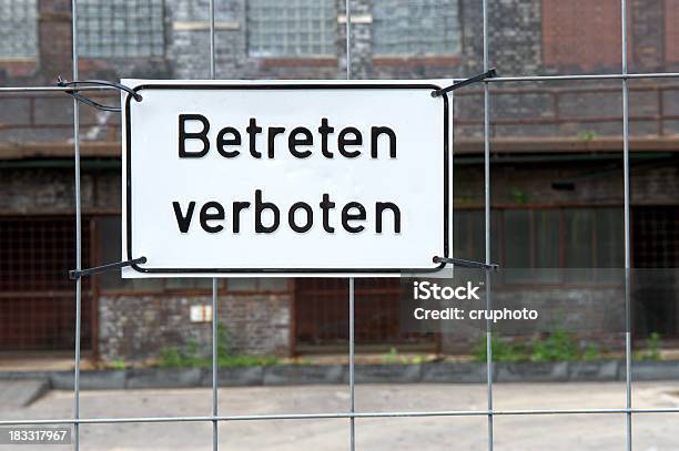 독일형 경고용 팻말 애니메이션진입금지 0명에 대한 스톡 사진 및 기타 이미지 - 0명, 건물 외관, 건물 정면