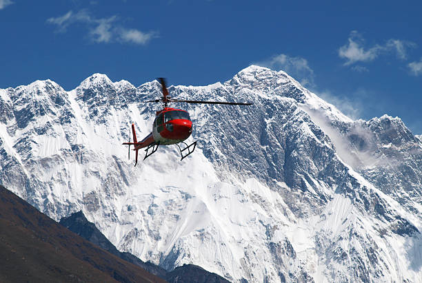 산악구조대 헬리콥터 및 끼우개 에버레스트 - rescue helicopter mountain snow 뉴스 사진 이미지