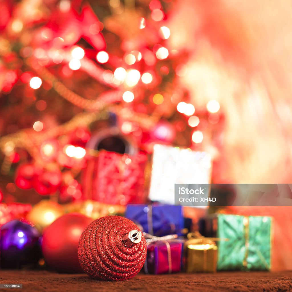 Cadeau de Noël arbre rouge - Photo de Arbre libre de droits