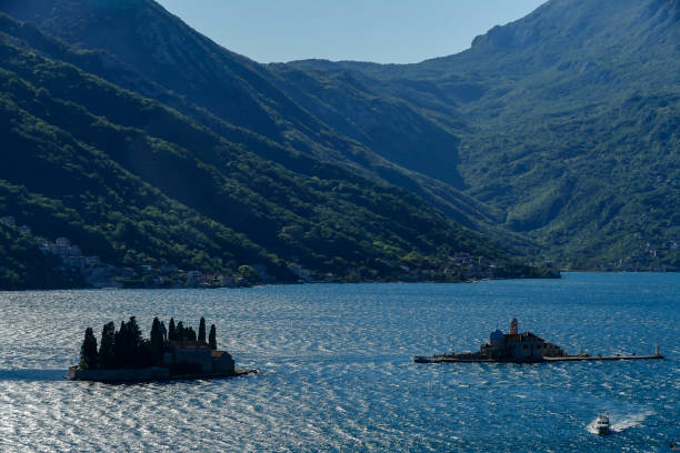 vue du paysage européen au monténégro , prise à kotor montenegro, europe - split second photos et images de collection