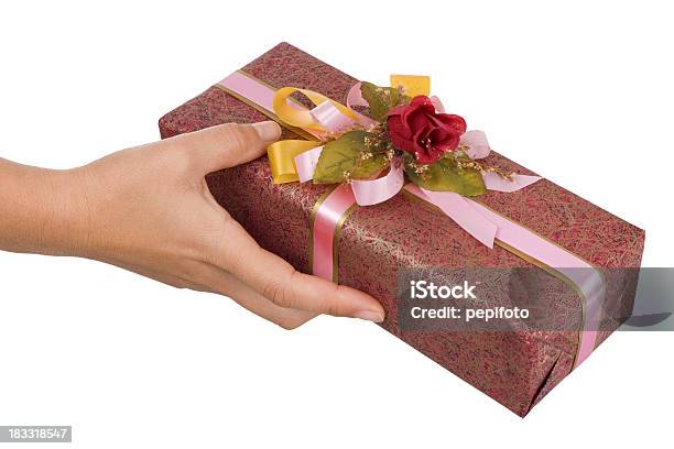 Femmina Mani Con Scatola Regalo - Fotografie stock e altre immagini di Avvolto - Avvolto, Bianco, Carta da regalo