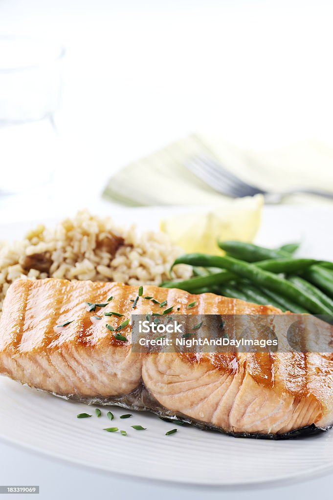 Cena de salmón sanos - Foto de stock de Plato - Vajilla libre de derechos