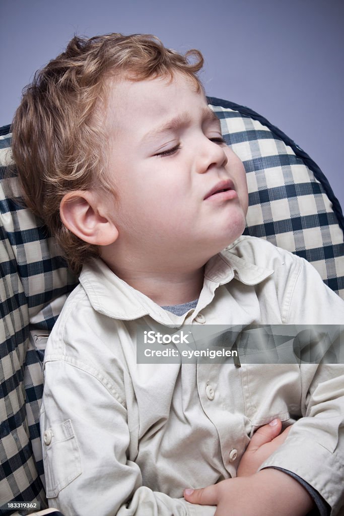 Little niño - Foto de stock de Dolor de estómago libre de derechos