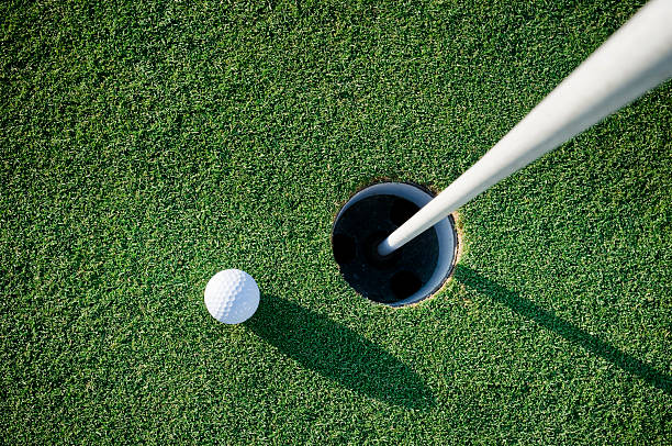 en el green - agujero fotografías e imágenes de stock