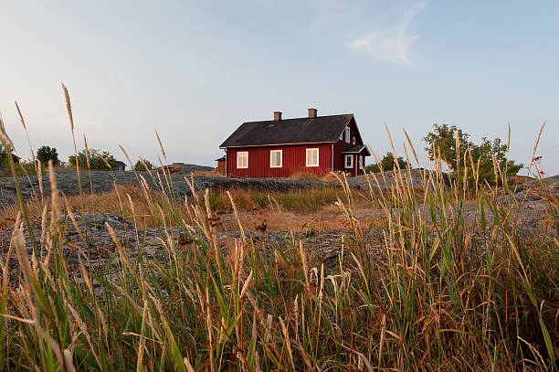 coucher de soleil dans l'archipel - red cottage small house photos et images de collection