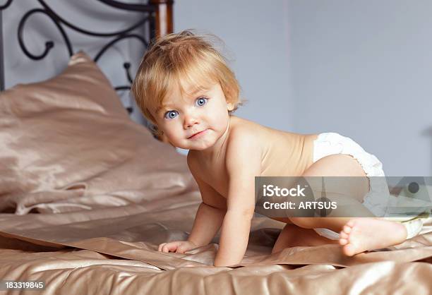 美しい赤ちゃん - おむつのストックフォトや画像を多数ご用意 - おむつ, 女の赤ちゃん, 1歳以上2歳未満