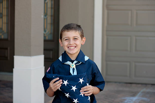 Young Boy Scout mit amerikanischer Flagge – Foto