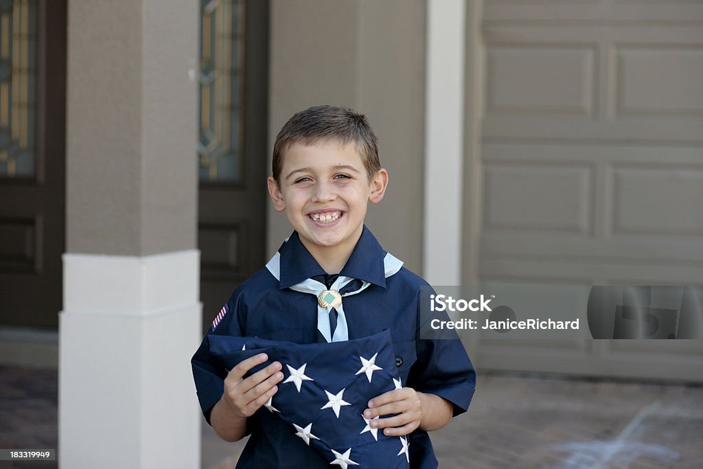Jovem Boy Scout com bandeira americana - Foto de stock de Associação de Escoteiros royalty-free