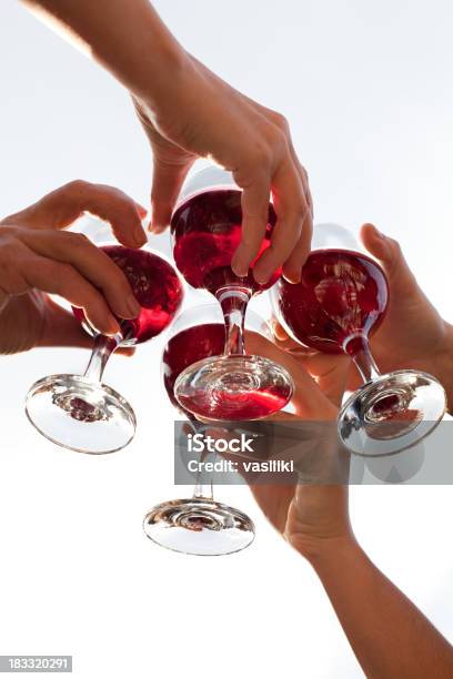 Quatro Copos De Torrar Vinho Vermelho - Fotografias de stock e mais imagens de Adulto - Adulto, Amizade, Ao Ar Livre
