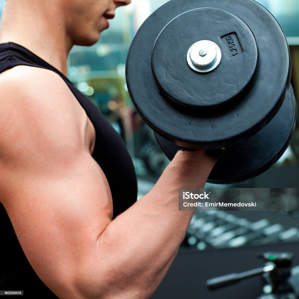 Homem fazendo bodybuilding na academia de ginástica - Foto de stock de Academia de ginástica royalty-free