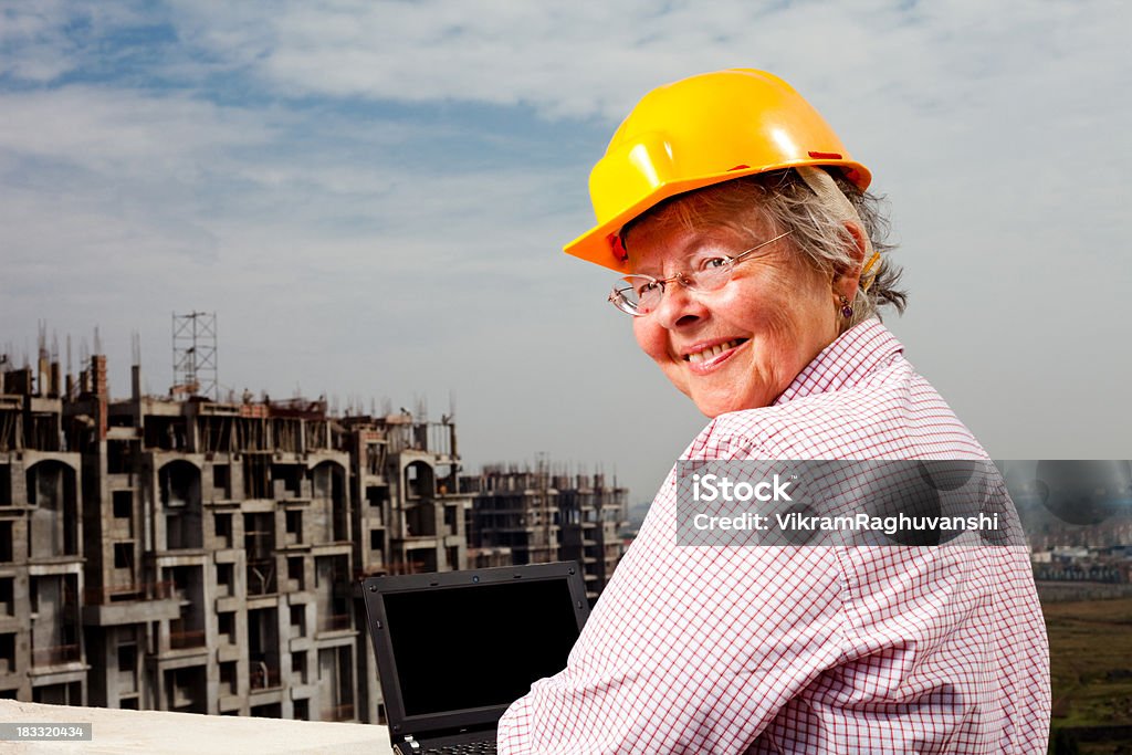 Starsze Kaukaski radosny kobieta inżynier architekt z laptopa na plac budowy - Zbiór zdjęć royalty-free (60-64 lata)
