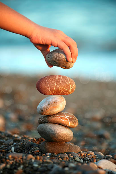 criança equilíbrio de pedras - aspirations pebble balance stack imagens e fotografias de stock