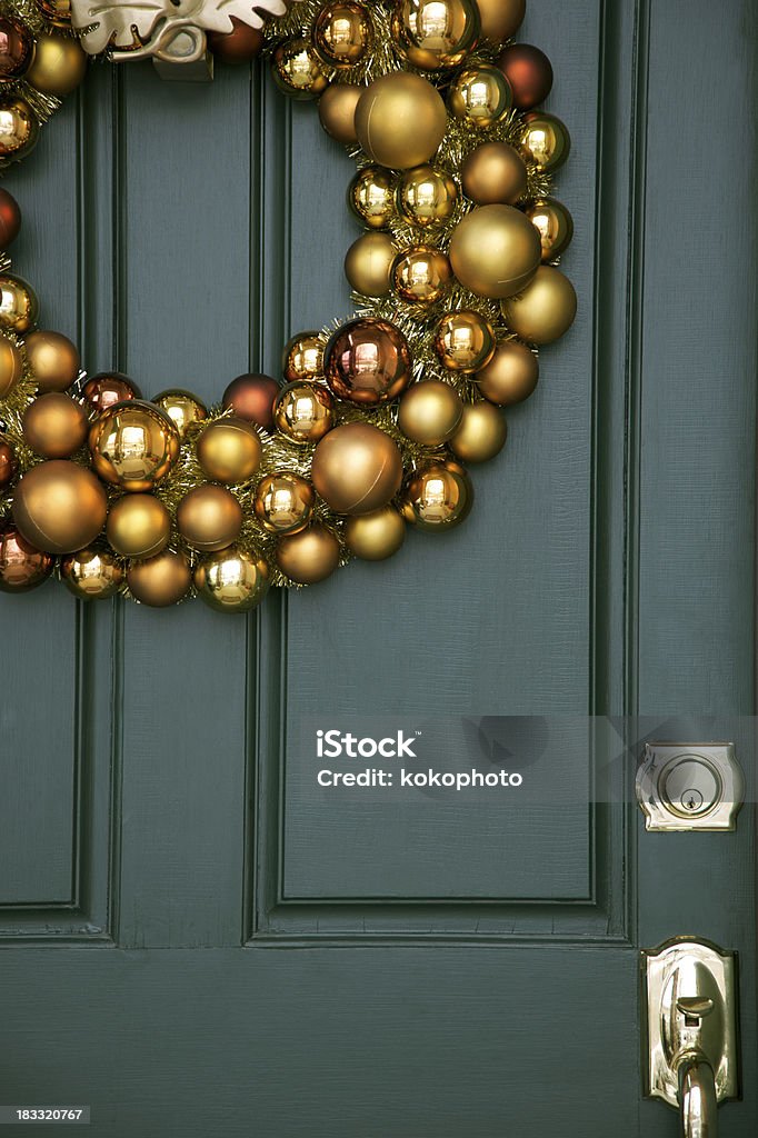 Férias cobre coroa no canto superior de painéis de porta - Foto de stock de Natal royalty-free